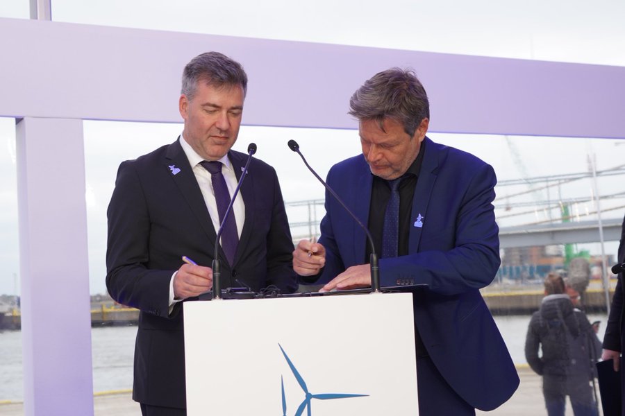 Klima-, energi- og forsyningsminister Lars Aagaard og Tysklands økonomi- og klimaminister, vicekansler Robert Habeck underskriver aftale om sammen at arbejde for at muliggøre en landbaseret brintledning fra Danmark til Tyskland.