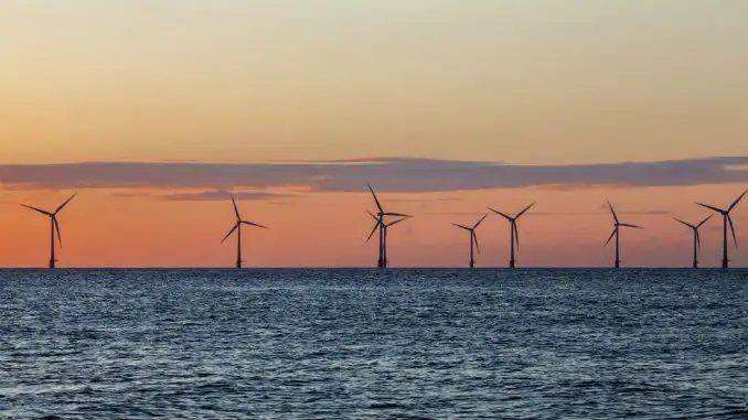 Havvindmøllepark ved solnedgang